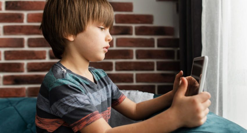 Niño con móvil